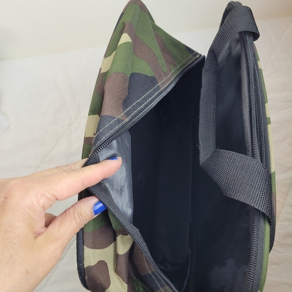 Rockland Small Carryon Travel Bag Camo Two Outside Zip Pockets Shoulder Strap - Picture 2 of 10